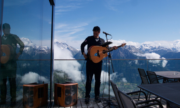 Lewis Larke  - Singer, Musician &amp;amp; DJ (solo-trio) — photo 3