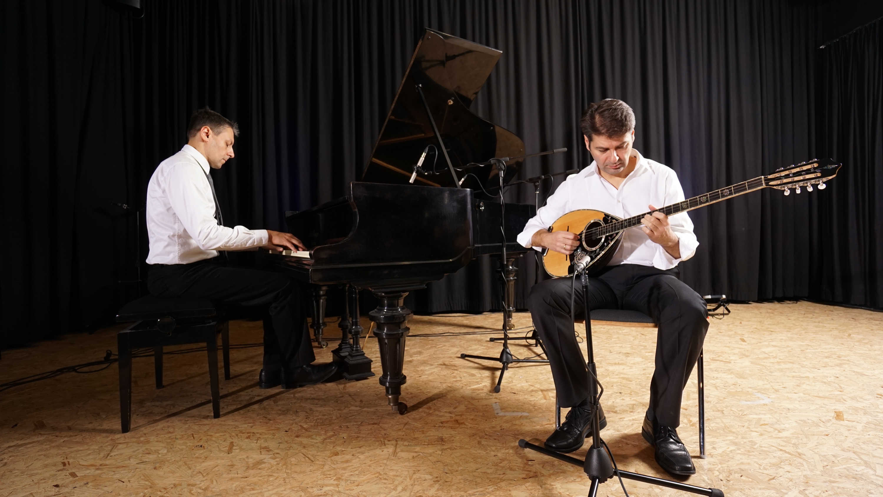 NOTIAS / Griechische Musik auf höchstem Niveau. 2 Musiker 6 Instrumente. Konzert — photo 4