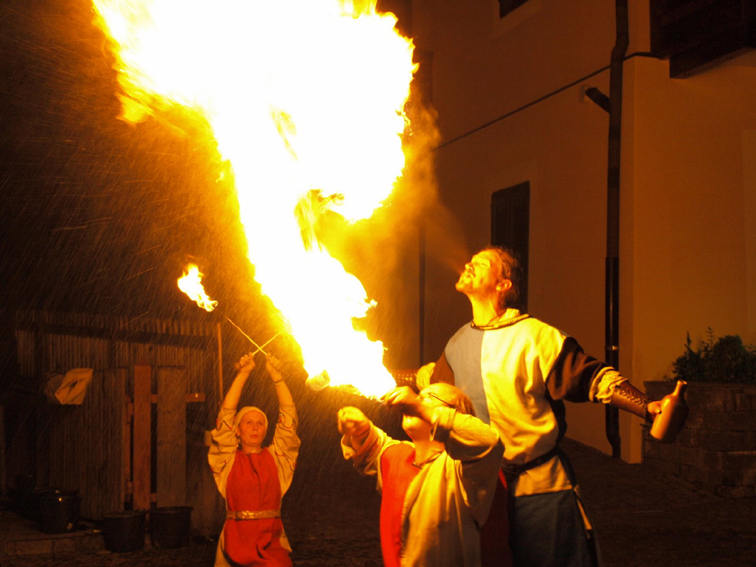 mittelalterliche Feuershow, moderne Feuershow, Halloween Feuershow — photo 2