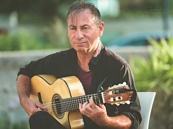 CARLO CALDERANO Acoustic Guitar Solo — photo 3