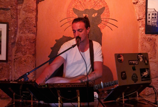 Sänger, Gitarrist, und DJ mit internationalem repertoire